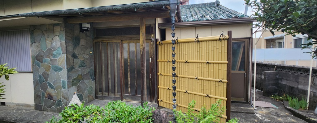 樋田建築 施工チームの この一枚「<春日井市のお寺の生垣リフォーム 工事後><br>春日井市のお寺からのご依頼で、古くなった垣根を作り直しました。元の垣根と同じく、天然の竹を敷き詰めて横木で締めて完成。いまは新品ですが、これから年月をかけ徐々に味わいのある色味に変化してゆきます。楽しみですね。<br>樋田建築ではお客様のリクエストに合わせたリフォームも取り扱っております。<br>「出来るだけ以前と同じ感じにしてほしい」<br>といったリクエストにも極力対応いたしますのでお気軽にご相談ください。」