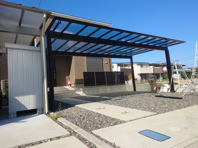 樋田建築 施工チームの この一枚「春日井市西部でのカーポート新築工事。お客様の大切なお車を野ざらしにせず、雨や紫外線から守るにはカーポートは最適の解決手段。洗車の機会も減らせます。雨の日にお車から玄関まで濡れずに行き来できるよう、設計段階の打ち合わせは念入りに行いました。」