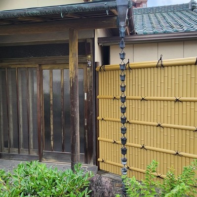 ＜春日井市のお寺の生垣リフォーム 工事後＞
春日井市のお寺からのご依頼で、古くなった垣根を作り直しました。元の垣根と同じく、天然の竹を敷き詰めて横木で締めて完成。いまは新品ですが、これから年月をかけ徐々に味わいのある色味に変化してゆきます。楽しみですね。
樋田建築ではお客様のリクエストに合わせたリフォームも取り扱っております。
「出来るだけ以前と同じ感じにしてほしい」
といったリクエストにも極力対応いたしますのでお気軽にご相談ください。